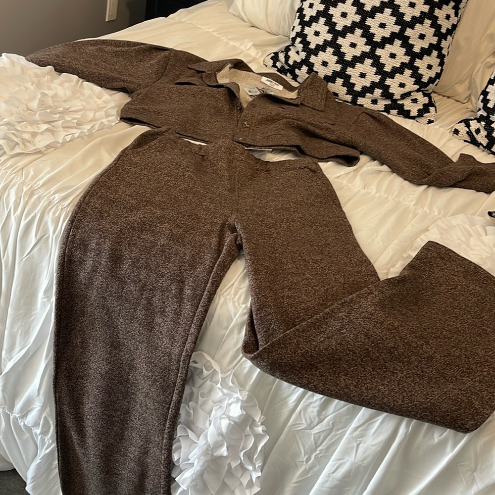 2-piece set. Brown pants and button down jacket